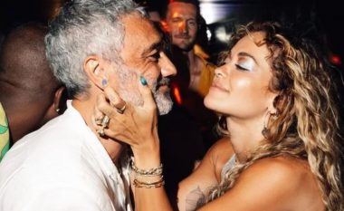 Bashkëshorti i Rita Orës feston 48-vjetorin në Ibiza, këngëtarja shfaqet me fustan të tejdukshëm dhe pa të brendshme