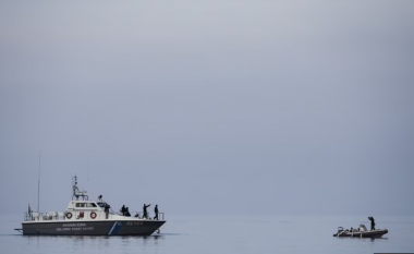 Shpëtohen 60 emigrantë në detin Egje