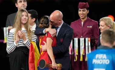 Federata spanjolle e heton presidentin e saj pasi ai e puthi një futbolliste
