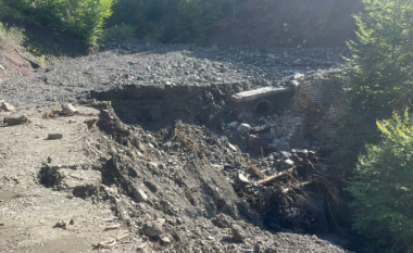 Reshje të forta shiu e breshëri, shkatërrohen ura e rrugë në fshatrat e Gramshit