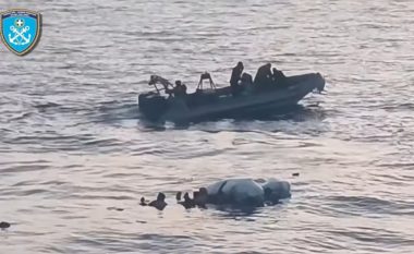 Vdiqën 4 fëmijë, momenti dramatik kur fundoset varka me emigrantë (VIDEO)
