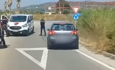 “Shqiponja, prija rrugën!”, 30 minuta ndjekje, policia kap dy të rinjtë nga Vlora që u arratisën me makinën e vjedhur në lavazh (VIDEO)