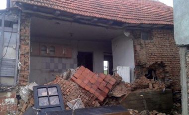 Albeu: U nxorrën të gjallë nga rrënojat e tarracës së shembur, humb jetën rrugës për spital 55-vjeçari