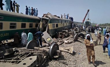 Treni del nga shinat në Pakistan, 15 të vdekur dhe dhjetra të lënduar