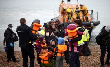 Britania zhvendos azilkërkuesit në një zonë ushtarake, mes tyre edhe shqiptarët