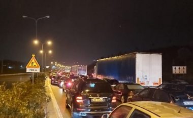 Trafik kilometrik në aksin Thumanë-Fushë Krujë, shkak fluksi i lartë i lëvizjes