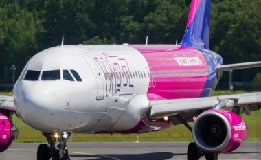 Wizz Air nxjerr pasagjerët me policë nga avioni pasi shiti më shumë bileta se vende