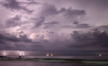 Qielli i errësuar, stuhi dhe vetëtima, pamje spektakolare nga bregdeti shqiptar (FOTO)