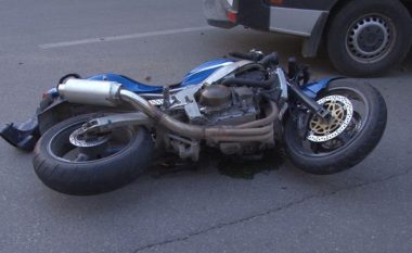Makina përplas motorin në Tiranë, plagoset 61-vjeçari