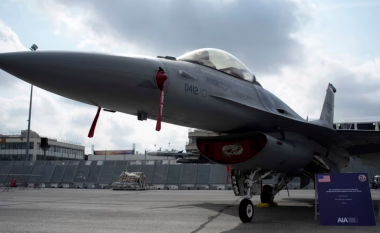 Uashingtoni i jep miratimin Danimarkës dhe Holandës për t’i dhënë Ukrainës avionët luftarakë F-16