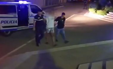 I arratiset policisë me 22 emigrantë të paligjshëm në furgon, 34-vjeçari përplas dy mjete dhe një efektiv, arrestohet në Gjirokastër