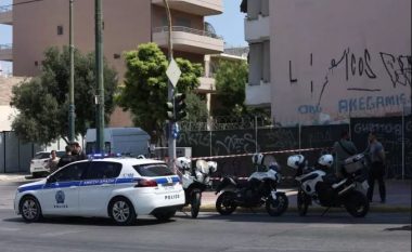 Tre plumba në bark e një në kofshë, si është gjendja e shqiptarit që tentoi të grabiste bankën në Athinë dhe u plagos nga policia