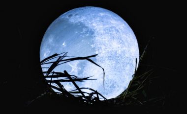 Super Hëna e plotë blu, shenjat e Horoskopit që do të çlirohen nga energjitë negative