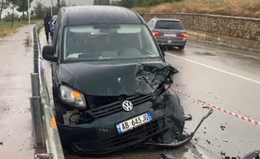 Përplasen dy makina në aksin Pogradec-Lin