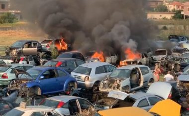 Zjarr në një pikë grumbullimi të automjeteve në Vlorë, digjen disa makina të vjetra