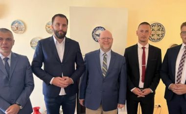 Ambasadori Hovenier pret në takim disa politikanë serbë të Kosovës: Përsërita mbështetjen për sovranitet