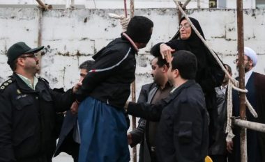 Përdhunuan një grua, ekzekutohen me varje 5 burra në Iran