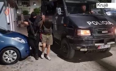 VIDEO/ Iu gjetën 11 kg kanabis në proces tharje pranë banesës, arrestohen babë e bir në Krujë