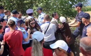 Banorët në Maqellarë protestojnë kundër projektit të ujësjellësit, policia i tërheq zvarrë
