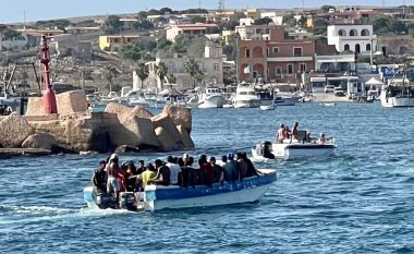 Mbyten dy varka me emigrantë në brigjet e Lampeduses në Itali, mbi 30 të zhdukur