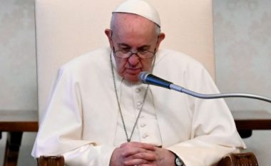 ​Papa takohet me viktimat e abuzimit seksual nga klerikët