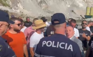 “Ju paketoj me jetë”, kërcënoi protestuesit, pronari i gurores në Fierzë shoqërohet nga policia