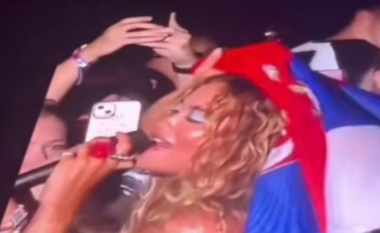 Çfarë ndodhi?! Rita Ora merr në skenë flamurin e Serbisë, zemërim dhe indinjatë te fansat (VIDEO)
