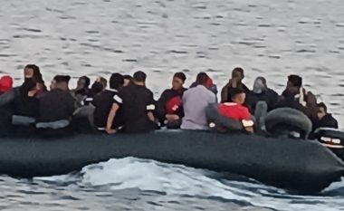 VIDEO/ Ndodheshin në det të hapur, shpëtohen 35 emigrantë, mes tyre 7 fëmijë