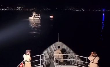 Anija shqiptare shpëton emigrantë të paligjshëm që po tentonin kalimin në ujërat greke me 3 gomone, dalin pamjet e operacionit