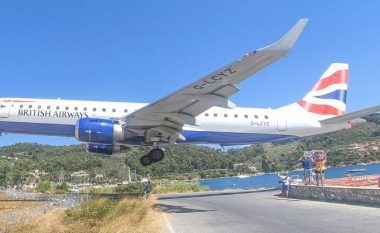 Uljet “e çmendura” të avionëve në aeroportin grek (VIDEO)
