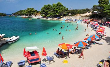Në Shqipëri erdhën turistë “të varfër”, mesatarja e shpenzimit rreth 410 euro/person për udhëtim