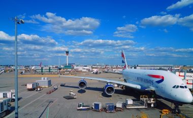 Kaosi në aeroportet evropiane, mijëra fluturime të anuluara në Britani, vonesat do të zgjasin me ditë