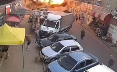Rusët bombardojnë tregun në qytetin ukrainas, të paktën 16 të vrarë, publikohen pamjet e shpërthimit të fuqishëm
