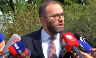 Basha e largoi si kryetar i Grupit të PD, ironizon Bardhi: Mos u çudisni kur të dalë e të shpallet mbret i Anglisë