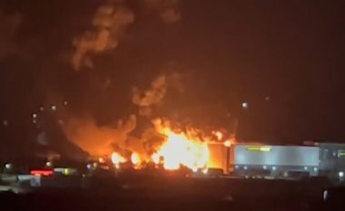 VIDEO/ Zjarr masiv në autostradën Tiranë-Durrës, përfshihet nga flakët fabrika e bojërave “Deutsch Color”