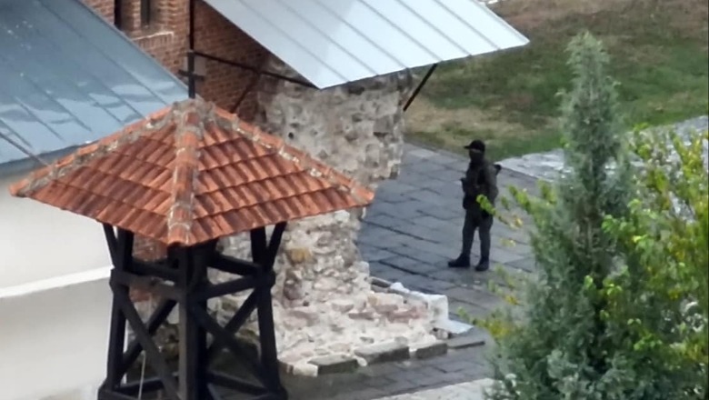 Tensionet në veri, Njësia Speciale e Kosovës ka hyrë brenda Manastirit të Banjskës