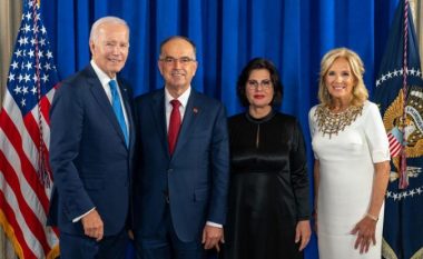 Vizita zyrtare në SHBA, Presidenti Begaj publikon foton krah Biden dhe zonjës së parë