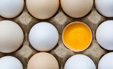 Për sa kohë mund t’i mbani vezët në frigorifer
