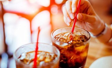 4 rreziqet e shëndetit që ju vijnë nga pijet e konservuara