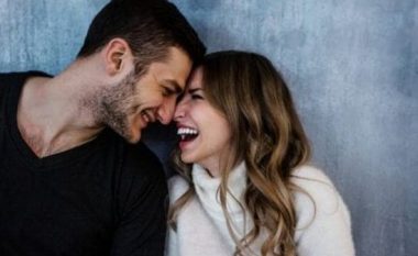 5 mënyra si ndikon shakaja në marrëdhënien tuaj në çift
