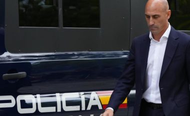 Nuk ka fund skandali në Spanjë, ish-presidenti i federatës bëri presion për prova të rreme pasi puthi lojtaren e kombëtares