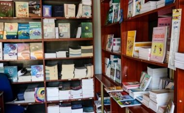 Dështon debati parlamentar për tekstet shkollore në Kosovë
