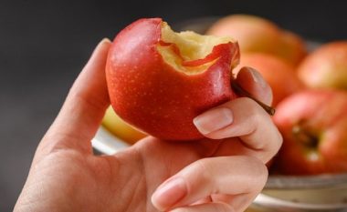 “Një mollë në ditë e mban mjekun larg”, por kur është koha e duhur për ta konsumuar frutin