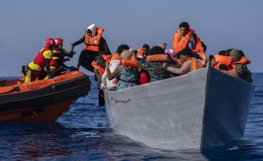 BE kërkon marrëveshje të reja për emigrantët
