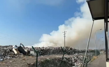 Dyshohet i qëllimshëm, rindizet zjarri në fushën e mbetjeve në Vlorë