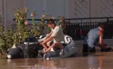 Përmbytjet në Greqi, dy shqiptarë bëhen “heronj” në Larisa, u vijnë në ndihmë me varkën e tyre 800 banorëve