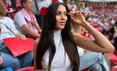 FOTO/ Miss Polonia tërheq vëmendjen në stadiumin “Air Albania”