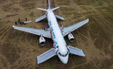 Probleme me sistemet hidraulike, avioni rus bën ulje emergjente në një arë misri në Siberi