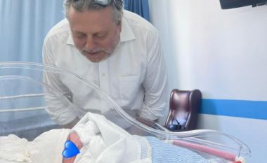 “Ndjesia e të qenit gjysh, një mrekulli”, Stefi Prifti bëhet me nip për herë të parë