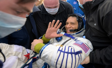 Planifikoi të qëndronte vetëm 6 muaj në hapësirë, astronauti kthehet në Tokë me një rekord